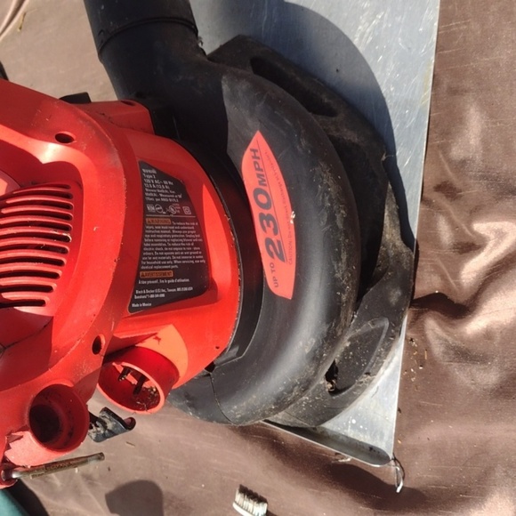 Black & Decker Leaf Blower - Picture 2 of 3